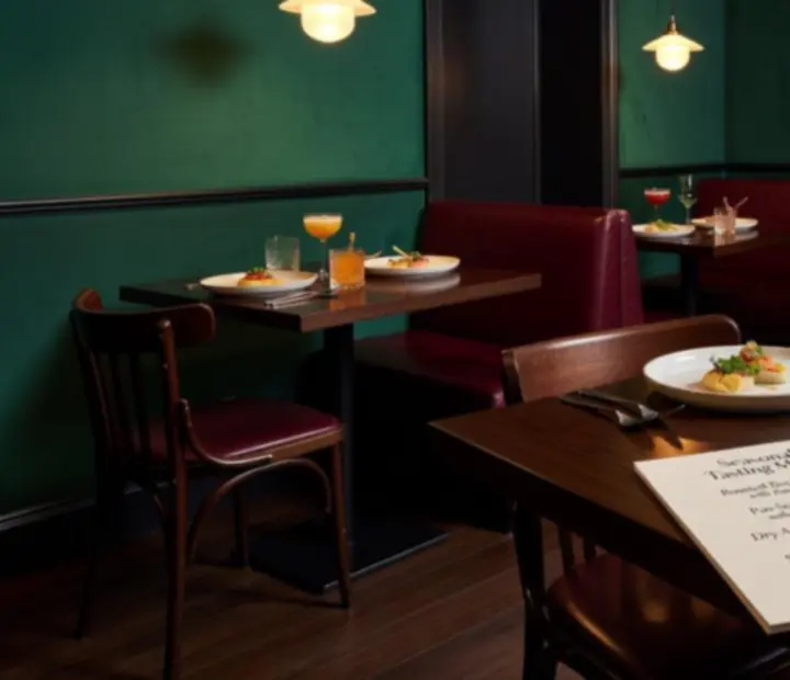 Elegancka sala bistro Strefanovika z nastrojowym oświetleniem