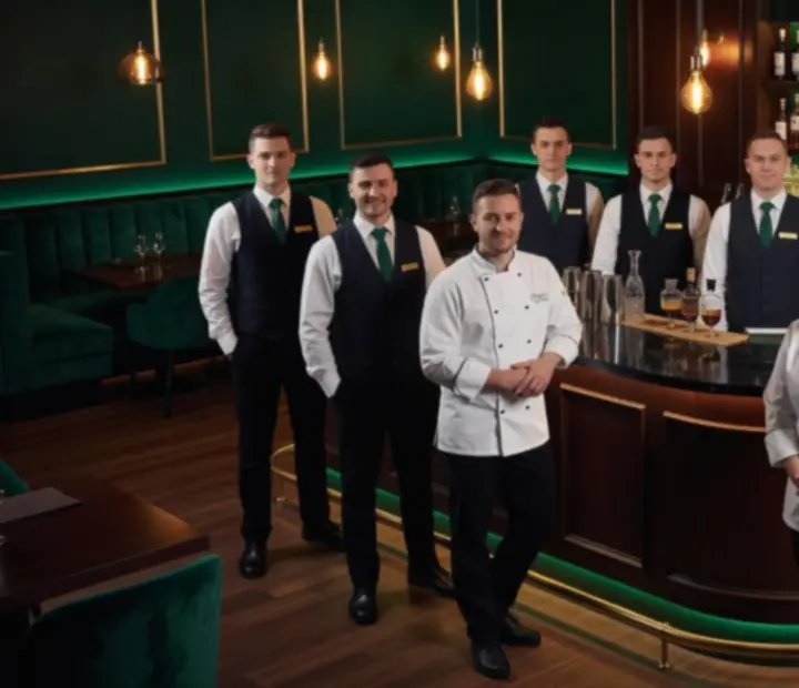Zespół Strefanovika w nastrojowym wnętrzu bistro